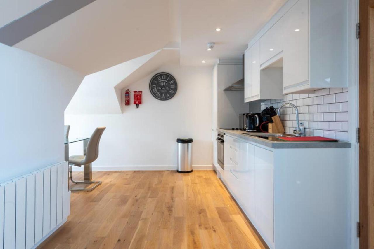Bright And Big Apartment Uxbridge Exteriör bild