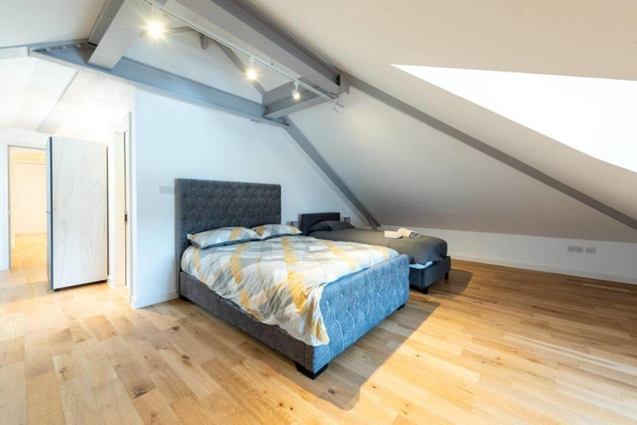 Bright And Big Apartment Uxbridge Exteriör bild