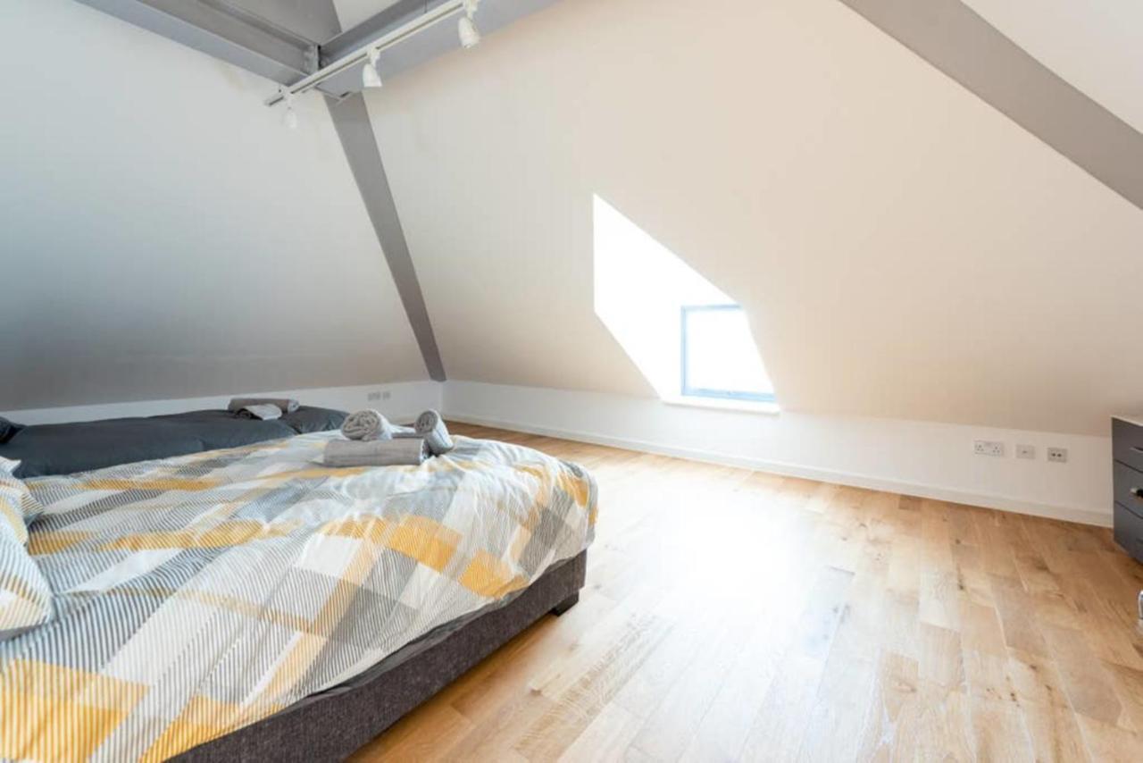 Bright And Big Apartment Uxbridge Exteriör bild