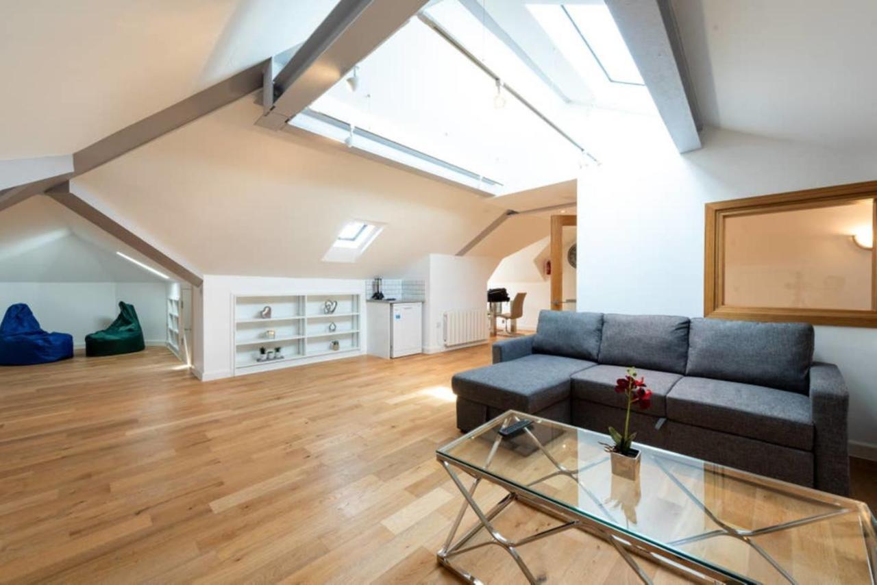 Bright And Big Apartment Uxbridge Exteriör bild