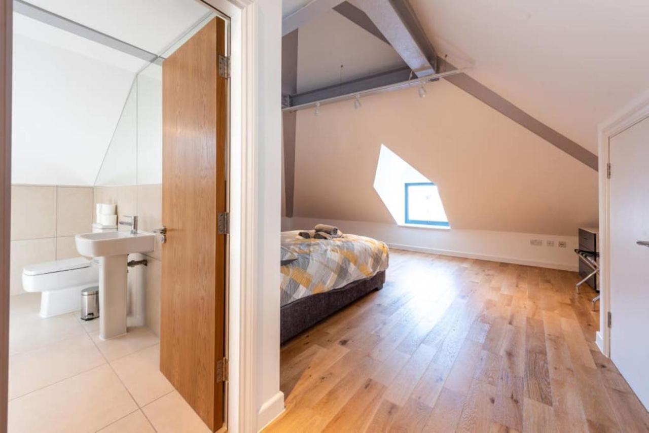 Bright And Big Apartment Uxbridge Exteriör bild