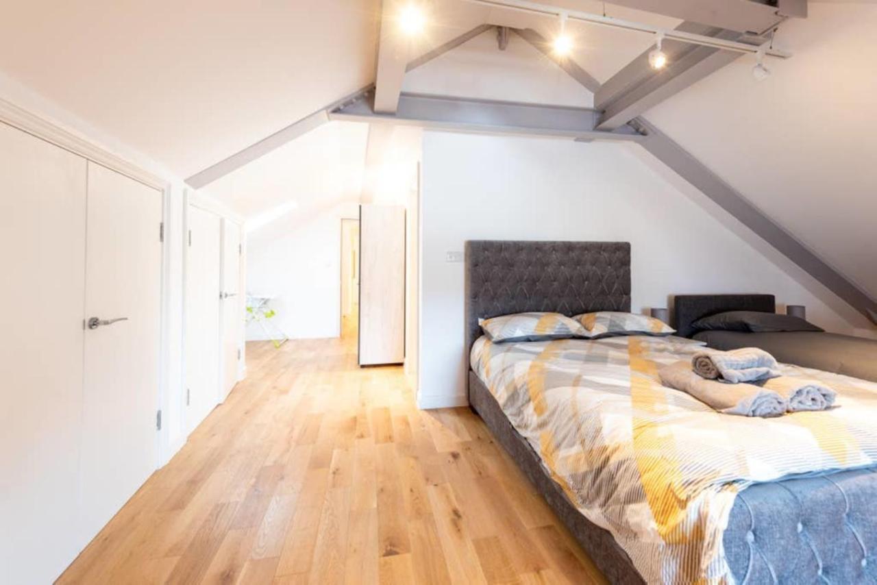 Bright And Big Apartment Uxbridge Exteriör bild
