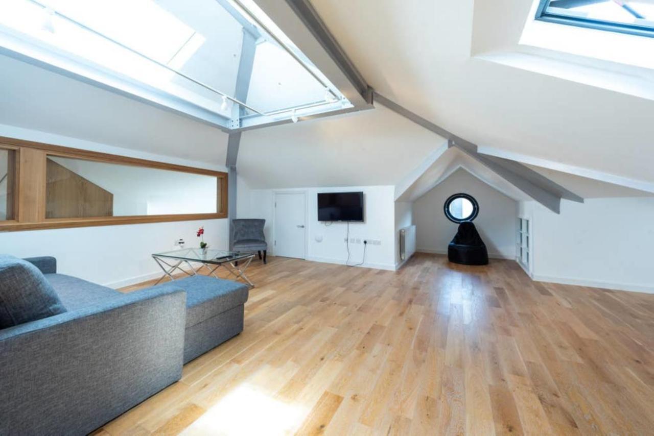 Bright And Big Apartment Uxbridge Exteriör bild